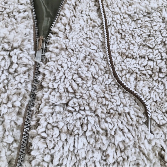 Hooded Sherpa Jacket - Picture 3 of 6